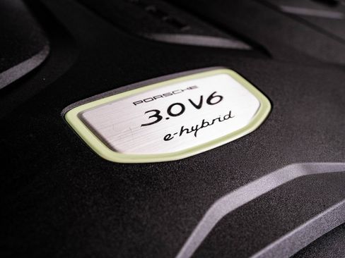 Certified 2022 Porsche Cayenne E-Hybrid w/ Premium Package image 52