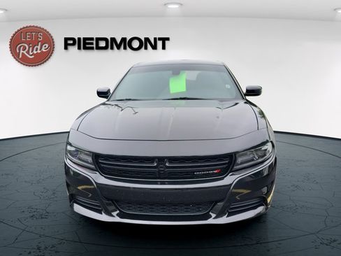 Used 2018 Dodge Charger SXT w/ Blacktop Package RWD image 2