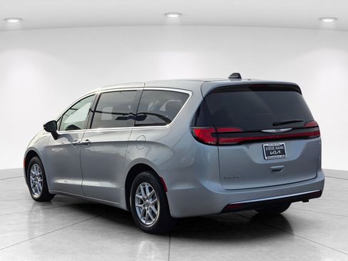 Used 2024 Chrysler Pacifica Touring-L FWD image 4