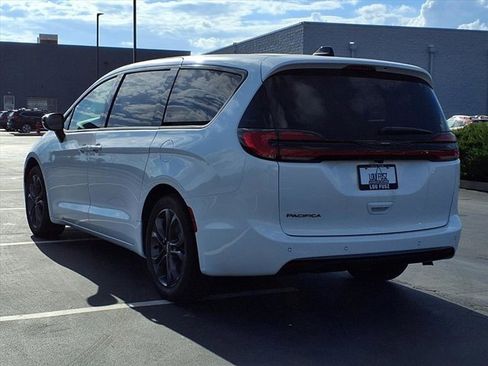 New 2026 Chrysler Pacifica Select image 4
