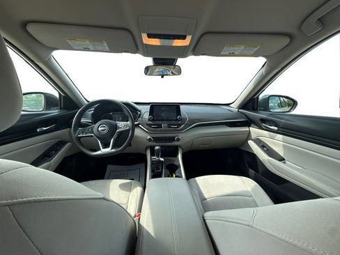 Used 2025 Nissan Altima 2.5 SV FWD image 14