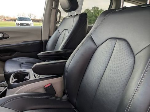 Used 2024 Chrysler Pacifica Touring-L image 25