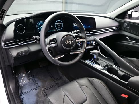 Certified 2025 Hyundai Elantra Limited image 13