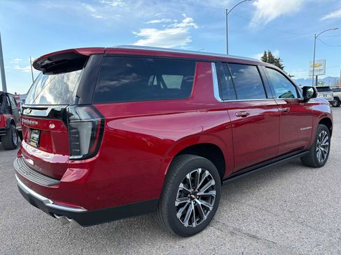 Used 2025 Chevrolet Suburban High Country AWD/4WD image 3