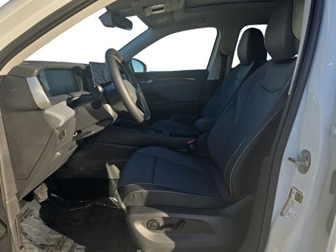 New 2025 Volkswagen Tiguan SE image 2