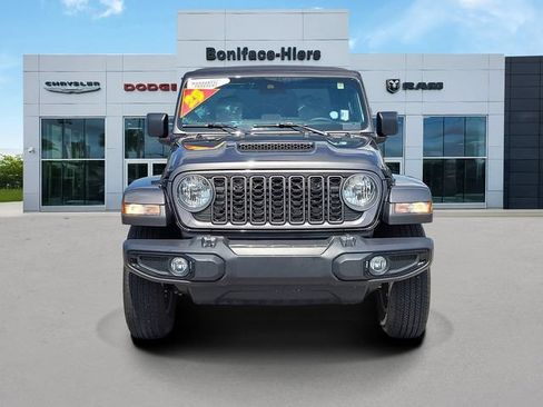 Used 2025 Jeep Gladiator Sport AWD/4WD image 2
