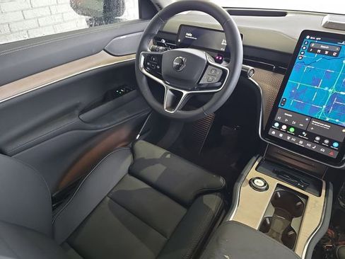 New 2025 Volvo EX90 Plus w/ Protection Package Premier image 28