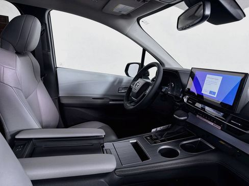 New 2026 Toyota Sienna XLE FWD image 33