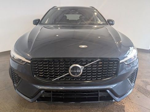 Used 2022 Volvo XC60 B6 R-Design w/ Advanced Package image 2