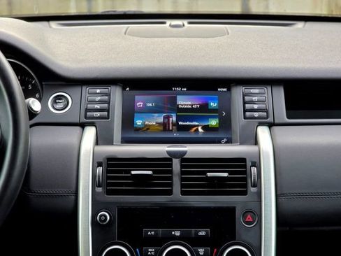 Used 2017 Land Rover Discovery Sport SE image 18