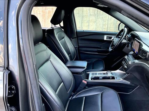 Used 2020 Ford Explorer XLT w/ Equipment Group 202A image 12