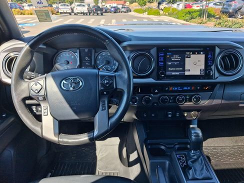 Used 2018 Toyota Tacoma TRD Sport AWD/4WD image 12