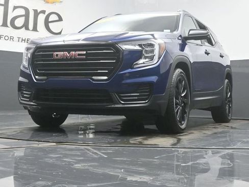Used 2023 GMC Terrain SLE w/ Driver Convenience Package image 4