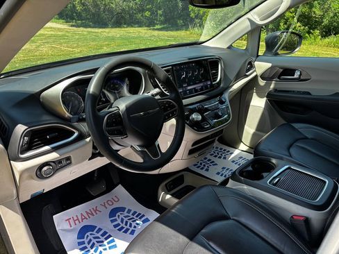 Used 2023 Chrysler Pacifica Touring-L FWD image 12
