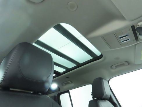 Used 2022 Land Rover Defender 110 SE image 18