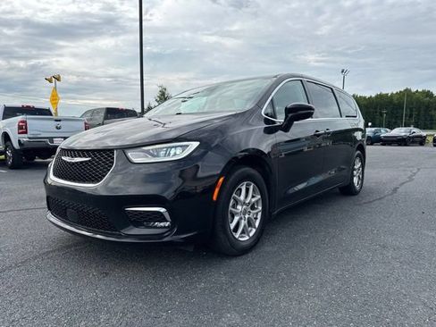 Used 2024 Chrysler Pacifica Touring-L FWD image 15