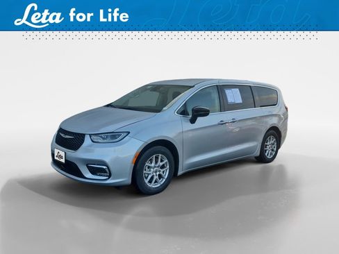Used 2024 Chrysler Pacifica Touring-L image 1