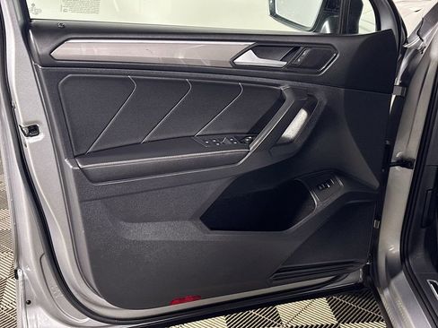 Used 2022 Volkswagen Tiguan SE R-Line image 10