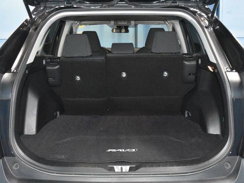 Used 2021 Toyota RAV4 LE w/ Carpet Mat Package (TMS) AWD/4WD image 32