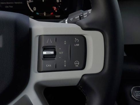 Used 2025 Land Rover Defender 130 X-Dynamic SE image 19