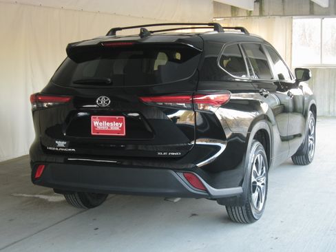 Certified 2023 Toyota Highlander XLE image 7
