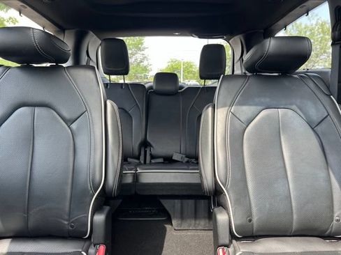 Used 2025 Chrysler Pacifica Limited FWD image 33