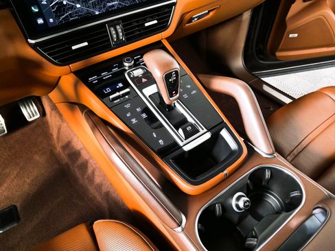Certified 2022 Porsche Cayenne Turbo AWD/4WD image 19