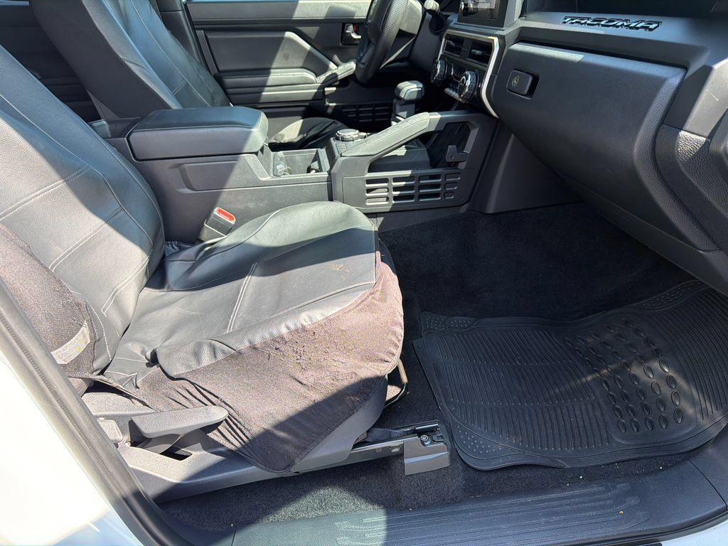 Used 2025 Toyota Tacoma SR AWD/4WD image 17