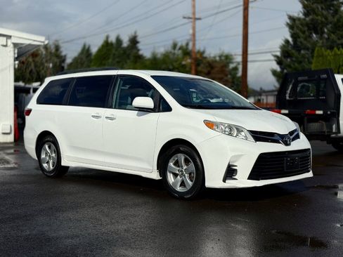 Used 2019 Toyota Sienna LE FWD image 2