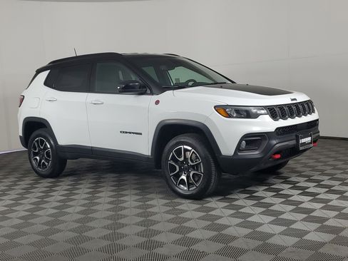 Used 2025 Jeep Compass Trailhawk AWD/4WD image 2