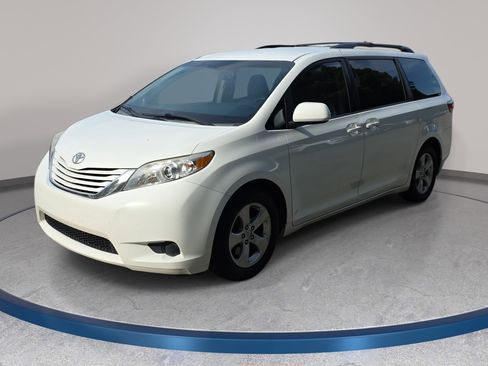 Used 2015 Toyota Sienna LE image 1