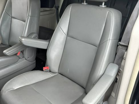 Used 2011 Volkswagen Routan SE FWD image 14