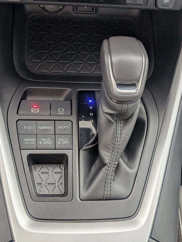 Used 2022 Toyota RAV4 XLE Premium AWD/4WD image 25