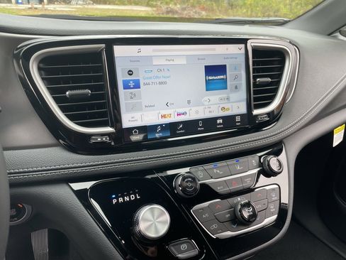 New 2026 Chrysler Pacifica Select image 16