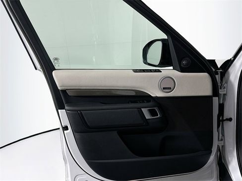 Certified 2023 Land Rover Discovery Metropolitan Edition image 11