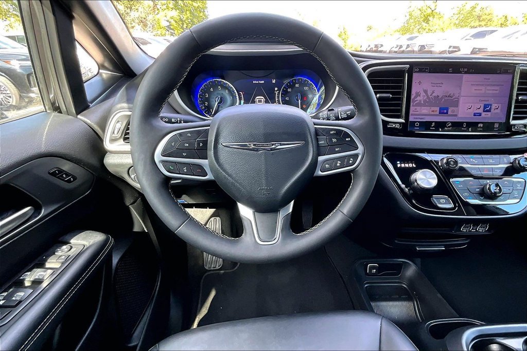 Used 2025 Chrysler Pacifica Select FWD image 7