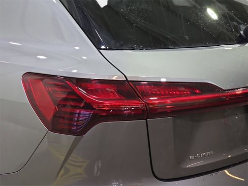 Used 2021 Audi e-tron Premium Plus w/ Premium Plus Package image 32
