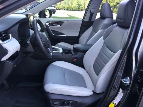 Used 2019 Toyota RAV4 XLE Premium w/ Cold Weather Package FWD image 6