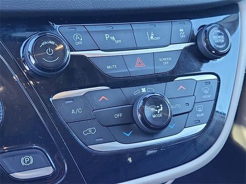 Certified 2024 Chrysler Pacifica Touring-L image 13