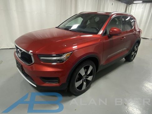 Used 2019 Volvo XC40 T5 Momentum image 1