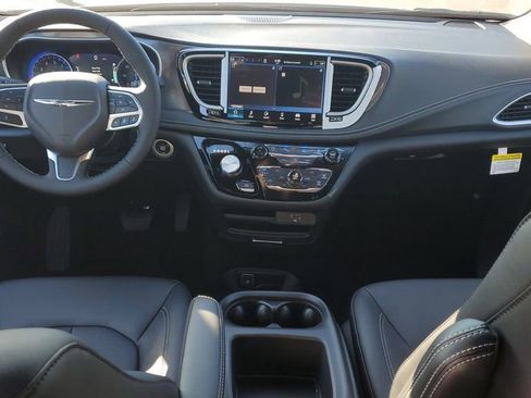 New 2026 Chrysler Pacifica Select image 11