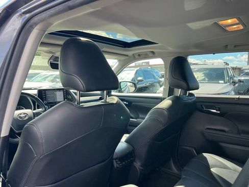 Used 2020 Toyota Highlander XLE AWD/4WD image 13