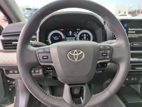 Used 2025 Toyota Camry XLE image 21