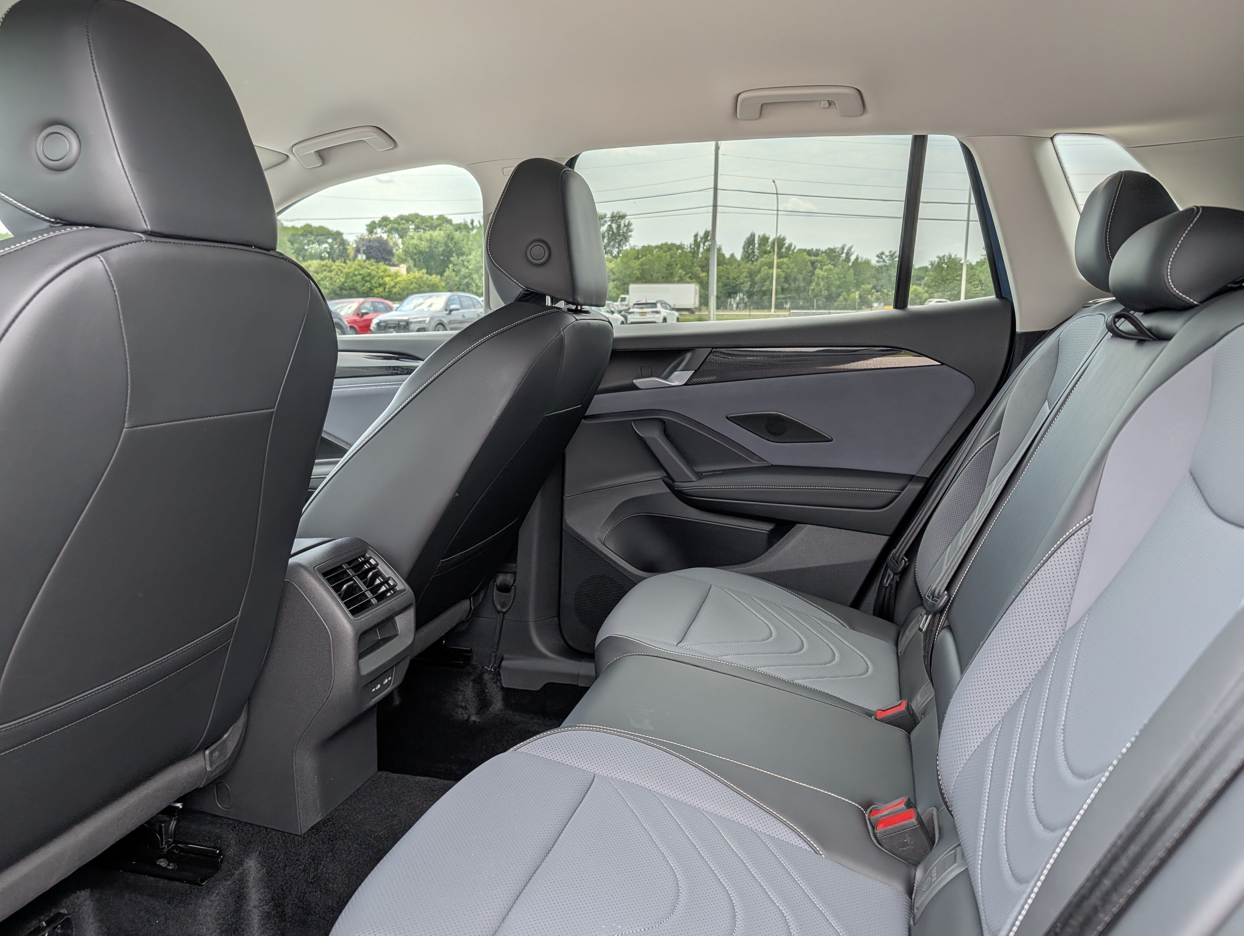 Used 2026 Volkswagen Tiguan SE AWD/4WD image 21