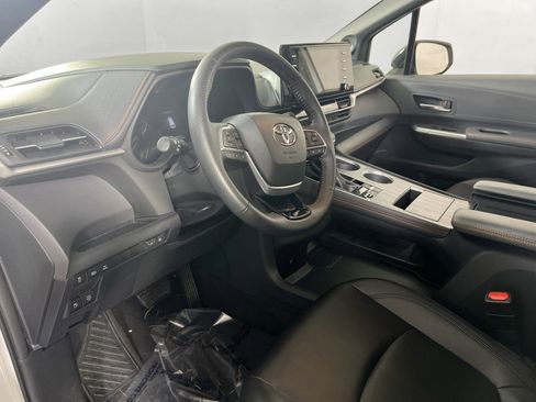 Used 2022 Toyota Sienna XSE w/ XSE Plus Package image 9