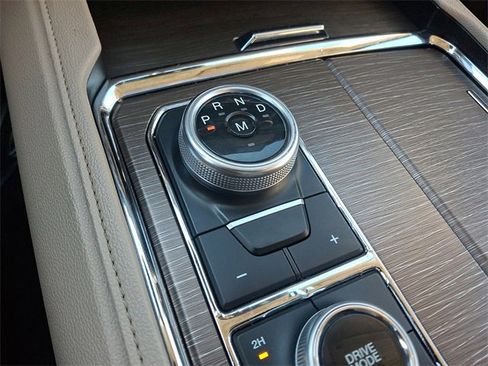 Used 2024 Ford Expedition Limited image 16