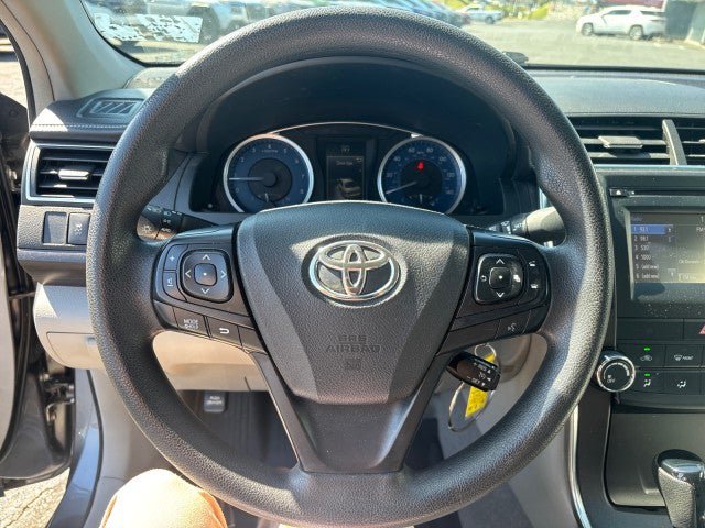 Used 2017 Toyota Camry LE FWD image 17