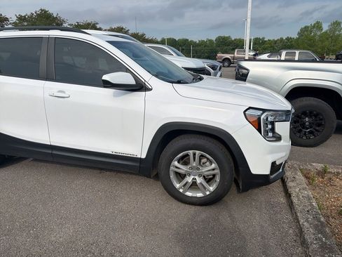 Used 2022 GMC Terrain SLE w/ Driver Convenience Package FWD image 1