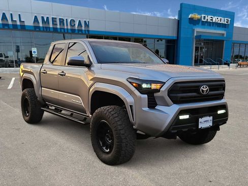 Used 2025 Toyota Tacoma SR5 AWD/4WD image 2