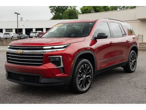 Used 2025 Chevrolet Traverse LT w/ Sun and Wheel Package FWD image 4